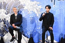 左から田中泯、柳楽優弥。