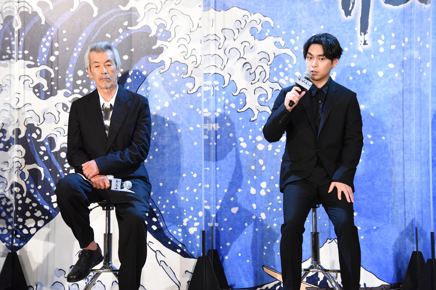 左から田中泯、柳楽優弥。