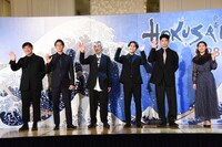 左から橋本一、玉木宏、田中泯、柳楽優弥、永山瑛太、瀧本美織。