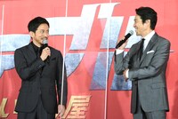 左から岡田准一、堤真一。