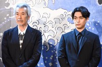 左から田中泯、柳楽優弥。