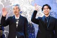 「HOKUSAI」ヒット祈願報告会の様子。左から田中泯、柳楽優弥。