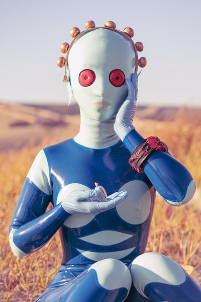 ドラーグ族のティバに扮した北見えり。