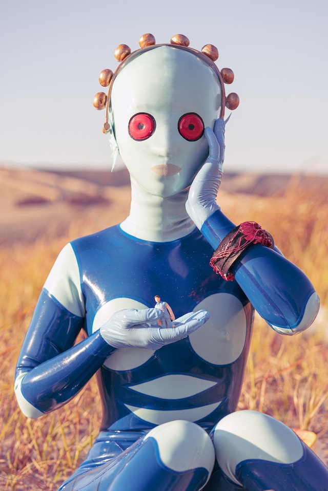 ドラーグ族のティバに扮した北見えり。