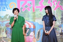 左から大竹しのぶ、Cocomi。