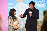 稲垣来泉（左）にコメントを求める明石家さんま。