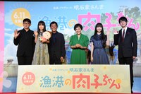 「漁港の肉子ちゃん」完成報告会の様子。左から渡辺歩、稲垣来泉、明石家さんま、大竹しのぶ、Cocomi、花江夏樹。