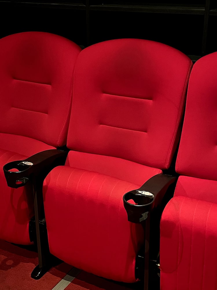 閉館したアップリンク渋谷 劇場の座席を 椅子フリマ で販売中 映画ナタリー 閉館したアップリンク渋谷 劇場の座席を 椅子フリマ で販売中 映画ナタリー