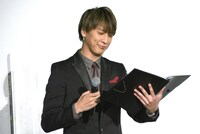 台本を熟読する藤井流星。