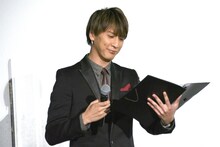 台本を熟読する藤井流星。