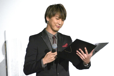 台本を熟読する藤井流星。