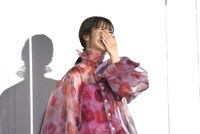 藤井流星による長尺のコール＆レスポンスに耐え切れず、笑う浜辺美波。