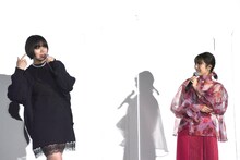 ギャンブルシーンの撮影を懐かしむ池田エライザ（左）と浜辺美波（右）。