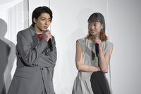 藤井流星の司会ぶりを採点する森川葵（右）と高杉真宙（左）。