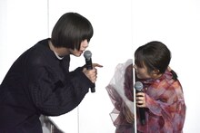 藤井流星の司会ぶりを採点する浜辺美波（右）と池田エライザ（左）。