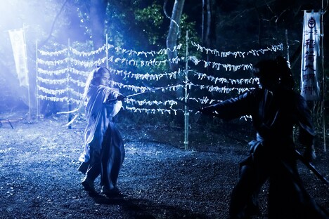 「るろうに剣心 最終章 The Beginning」メイキング写真より、村上虹郎（左）。