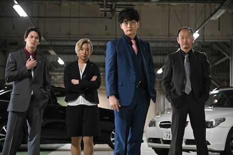 「ヨドンナ」より、才川コージ(左)、伊澤彩織(中央左)、石黒英雄(中央右)、島津健太郎(右)が演じる敵対組織の面々。