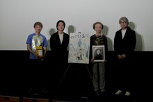 「のさりの島」初日舞台挨拶の様子。左から山本起也、藤原季節、小谷野祥子氏、小山薫堂。