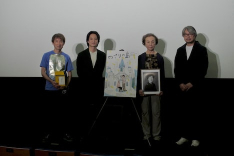 「のさりの島」初日舞台挨拶の様子。左から山本起也、藤原季節、小谷野祥子氏、小山薫堂。