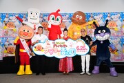 前列左からアンパンマン、山崎弘也、戸田恵子、中尾隆聖、ばいきんまん。後列左からしょくぱんまん、ドキンちゃん、カレーパンマン。