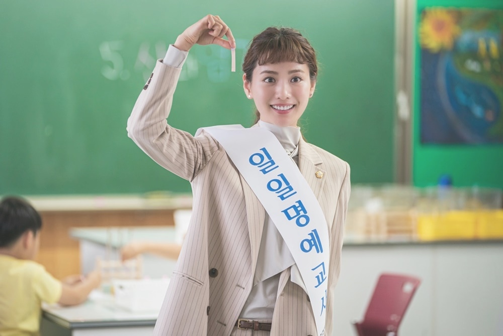 「恋の始まりは出馬から!?～すべき就職はしないで出師表～」より、ナナ演じるセラ。