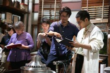 「映画 太陽の子」メイキング写真。右が柳楽優弥。