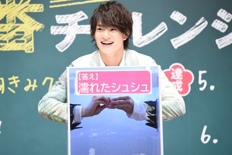 箱の中身当てチャレンジで、濡れたシュシュの水分を絞る浮所飛貴。