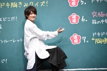 最後のチャレンジが終わり、突如王子様風にポージングを決めながら報道陣に「達成」シールをアピールする浮所飛貴。