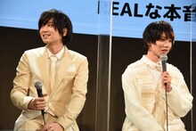 左から荒牧慶彦、植田圭輔。