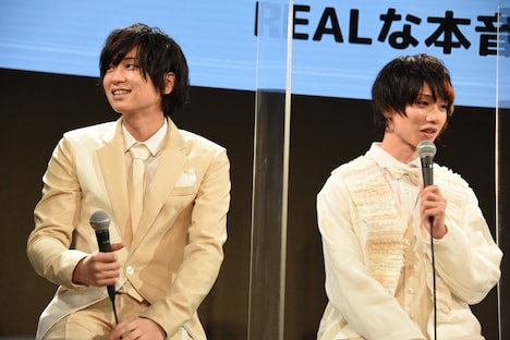 左から荒牧慶彦、植田圭輔。