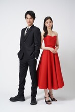 左から男虎柊役の中川大志、鳴宮美月役の新木優子。