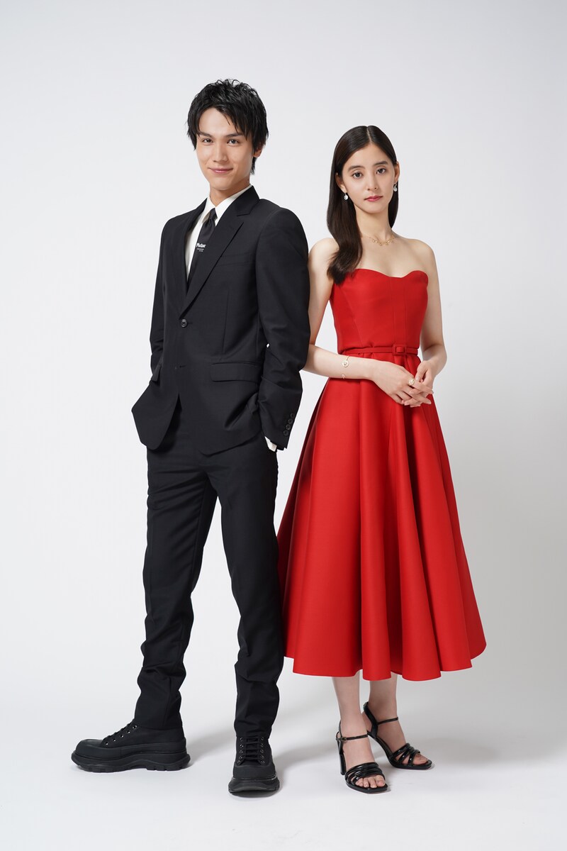 左から男虎柊役の中川大志、鳴宮美月役の新木優子。