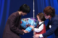 花束を受け取る奥平大兼（左）。