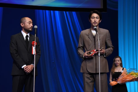 左から宇野祥平、窪塚洋介。