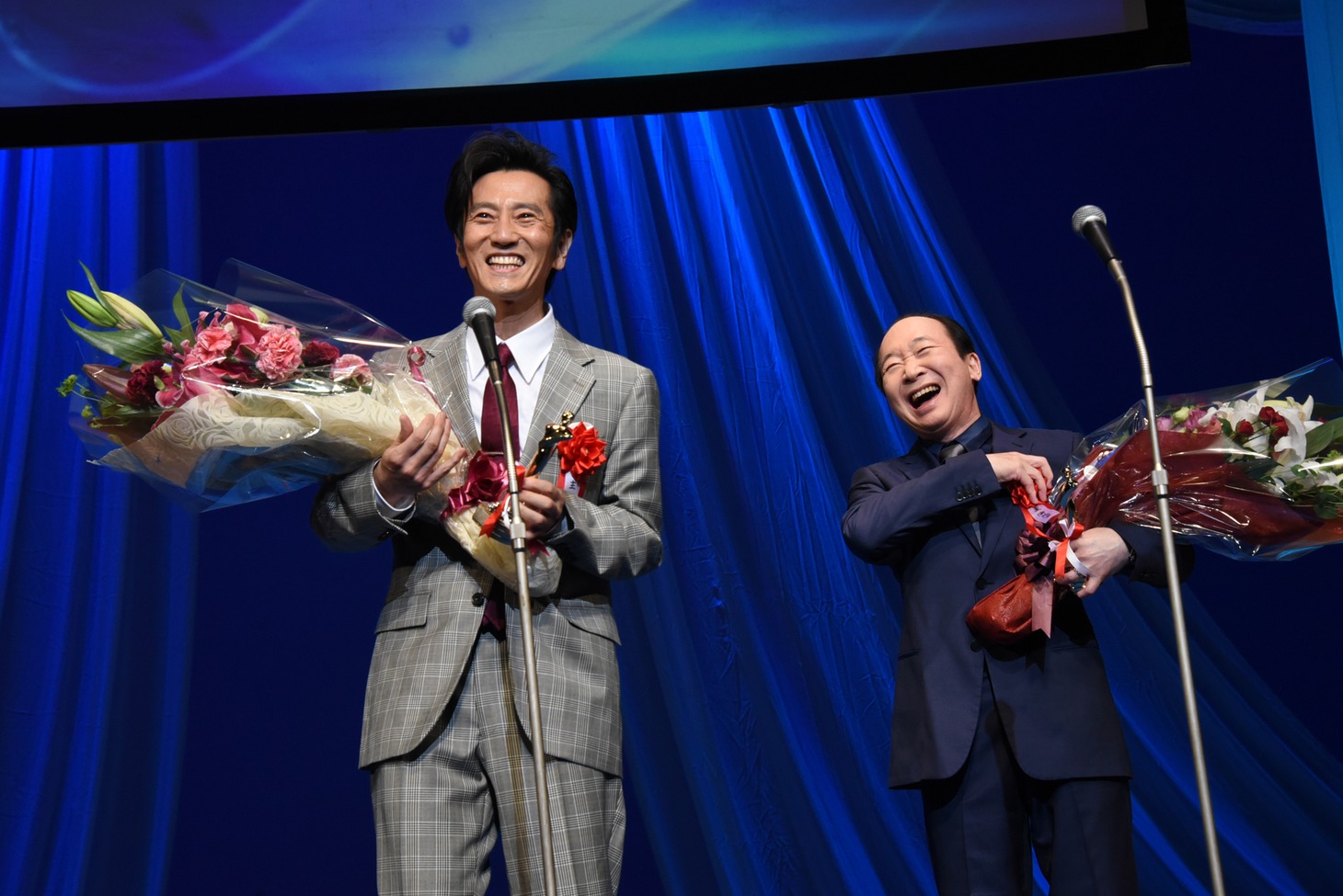 左から津田寛治、中村梅雀。