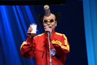 監督賞のプレゼンターとして登壇した南部虎弾（電撃ネットワーク）。