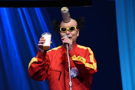 監督賞のプレゼンターとして登壇した南部虎弾（電撃ネットワーク）。