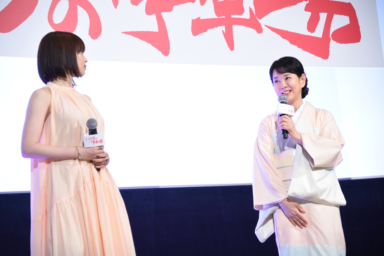 左から広瀬すず、吉永小百合。