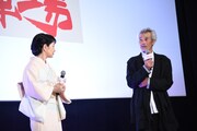 左から吉永小百合、田中泯。