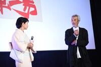 左から吉永小百合、田中泯。