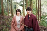 映画撮影中のオフショット。左から神谷薫役の武井咲、緋村剣心役の佐藤健。