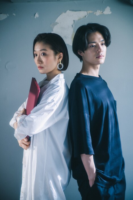 左から山本真由美演じる与川冴弓、塩野瑛久演じる藤田醒。