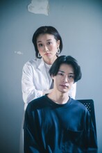 山本真由美演じる与川冴弓（奥）、塩野瑛久演じる藤田醒（手前）。
