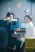 左から塩野瑛久演じる藤田醒、山本真由美演じる与川冴弓。