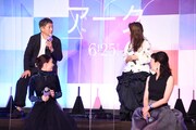 過去に風吹ジュン(右)と共演したドラマの話をマイペースに始める小林薫(左)。