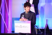 100年後の願いとして「自分の島を作りたい」と回答する岡田将生。