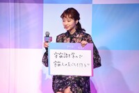 100年後の願いとして「宇宙語を学んで宇宙人の友だちを作る!!」と回答する清水くるみ。