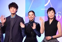 左から岡田将生、芳根京子、寺島しのぶ。