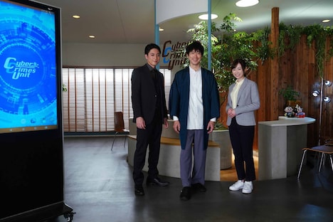 左から間宮祥太朗、佐々木蔵之介、福原遥。