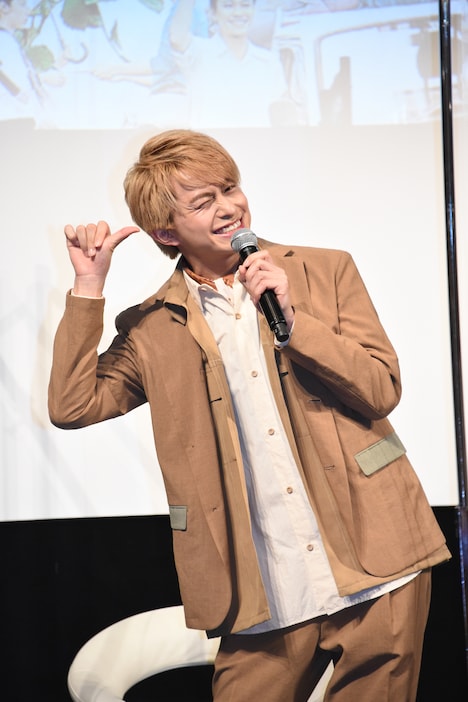 恒例の自己紹介を披露する小林豊。